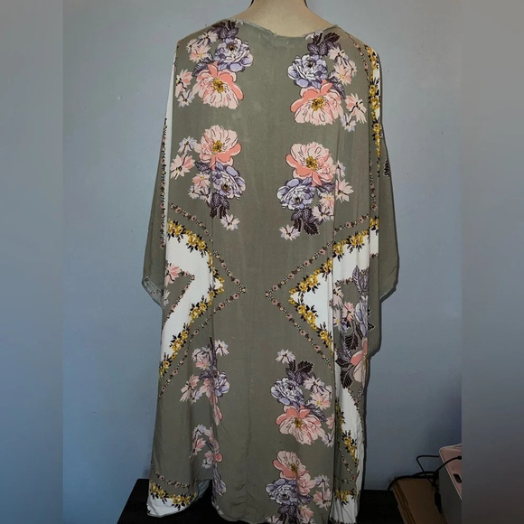MAURICES kimono sz 0/1 floral pattern with green base - Picture 3 of 6
